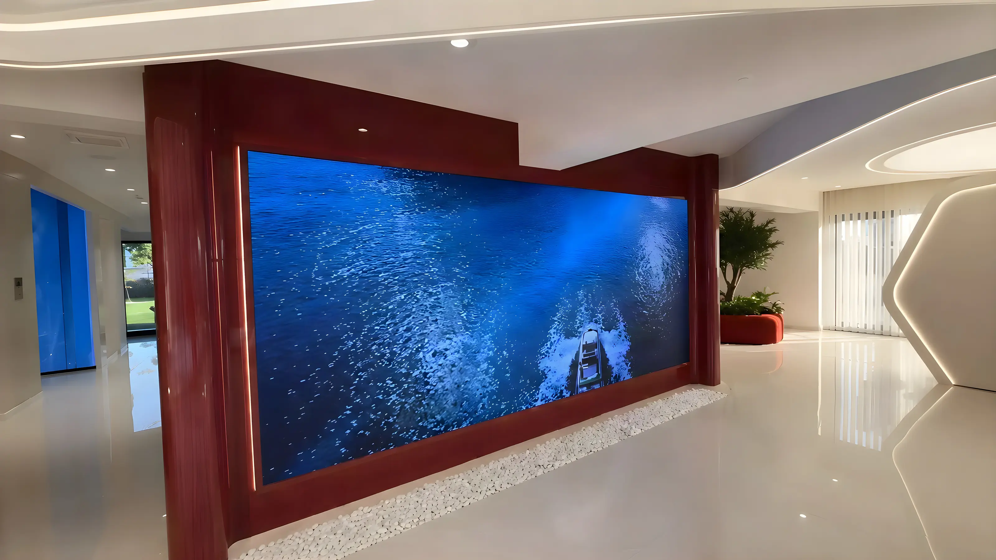 Holzgerahmte LED-Wand mit Meeresaufnahmen