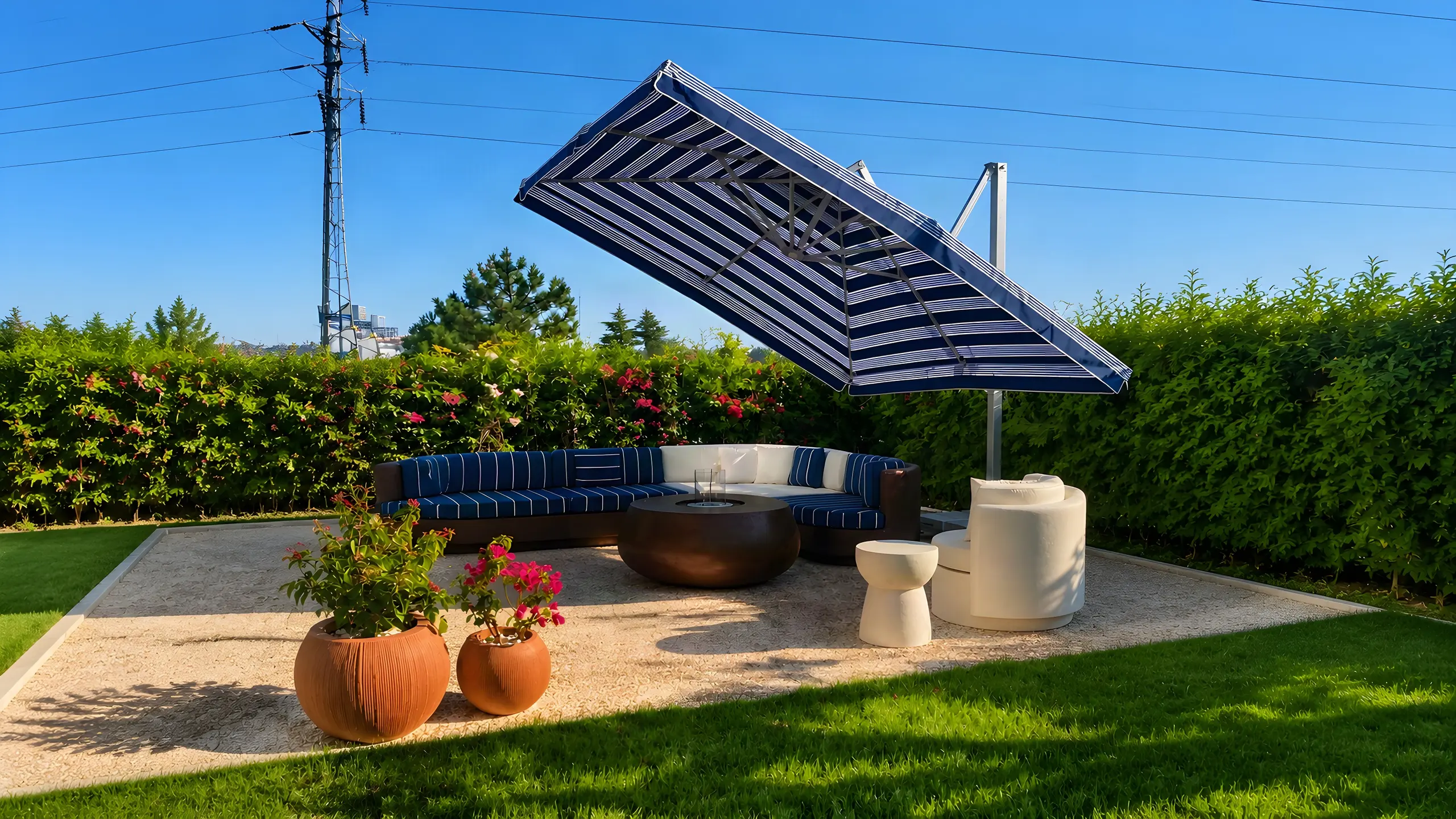 Marineblau gestreifte Outdoor-Lounge mit Feuertisch
